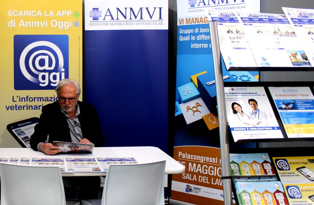 ZoomarkInt's tweet photo. Il dottor Manfredi in un momento di relax (informativo!) , potete trovarlo allo stand di @ANMVI_Ufficiale - #SCIVAC nel Mall di #Zoomark19! https://t.co/okRb4hWLIv
