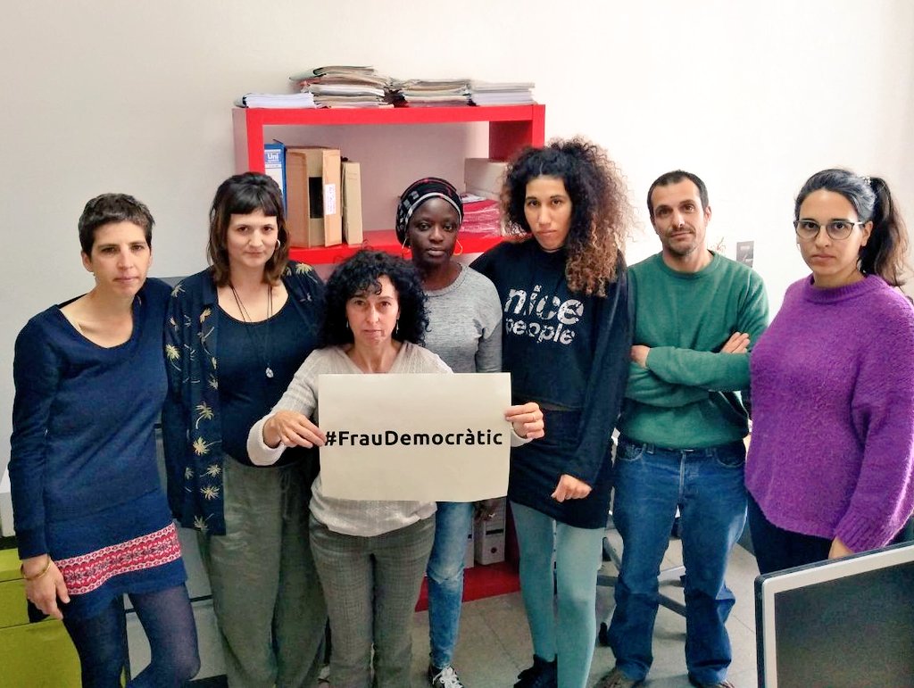 Exigim que es desvinculi el #dretavot actiu i passiu de la #nacionalitat i que sigui inherent a qualsevol persona en edat de votar que viu a Catalunya. Prou #FrauDemocràtic! Prou #racismeinstitucional!

📝 Signa el manifest #VotxTothom: 
votxtothom.wordpress.com/manifest/