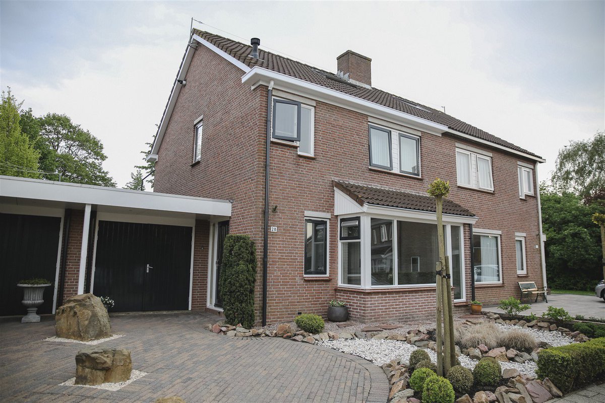 Nieuw in verkoop: de mooie 2^kapper Trintel 28. Energiezuinig, ruim  en modern uitgevoerd kijk snel op hlvastgoed.com/258/Urk-Trinte… en bel ons voor een bezichtiging.