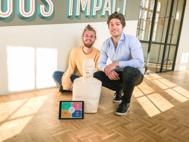 Hoe meer mensen kunnen reanimeren, hoe hoger de kans dat iemand met een hartstilstand dit overleeft. Toch kan 75% van de bevolking niet reanimeren. De Serious Game van I Save Lives daagt spelers uit om te leren reanimeren. Meer weten? bit.ly/2U14Wta