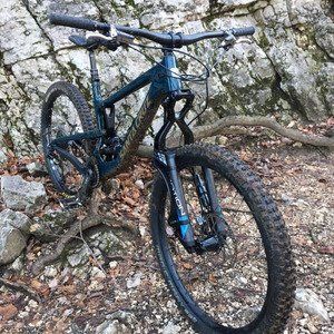 MotionRideFr's tweet image. "Un fonctionnement optimal pour un look différent. Grâce à la technologie anti-plongée, elle est sécurisante à l'approche de l'obstacle car même en freinant, elle reste toujours dans l'axe et à la bonne hauteur." via @26in buff.ly/2upCRwy #testride #vtt #sportech