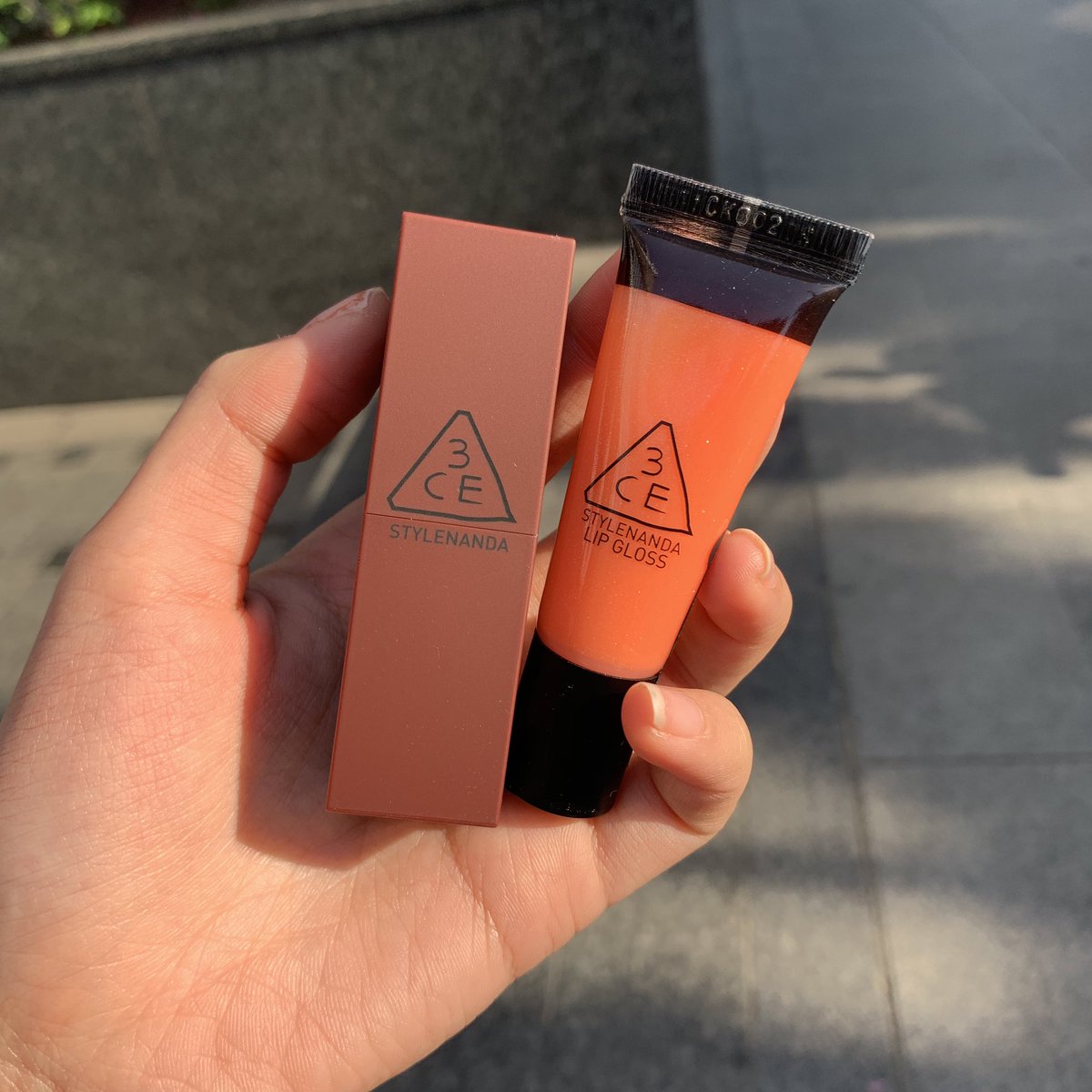 bellybangg's tweet photo. 3ce 2อันนี้ทาผสมกันคือโครตสวยย สวยแบบชิบหายย ต้องมีละปะ matte117+lip gloss byby punch https://t.co/Rho5XARRjV
