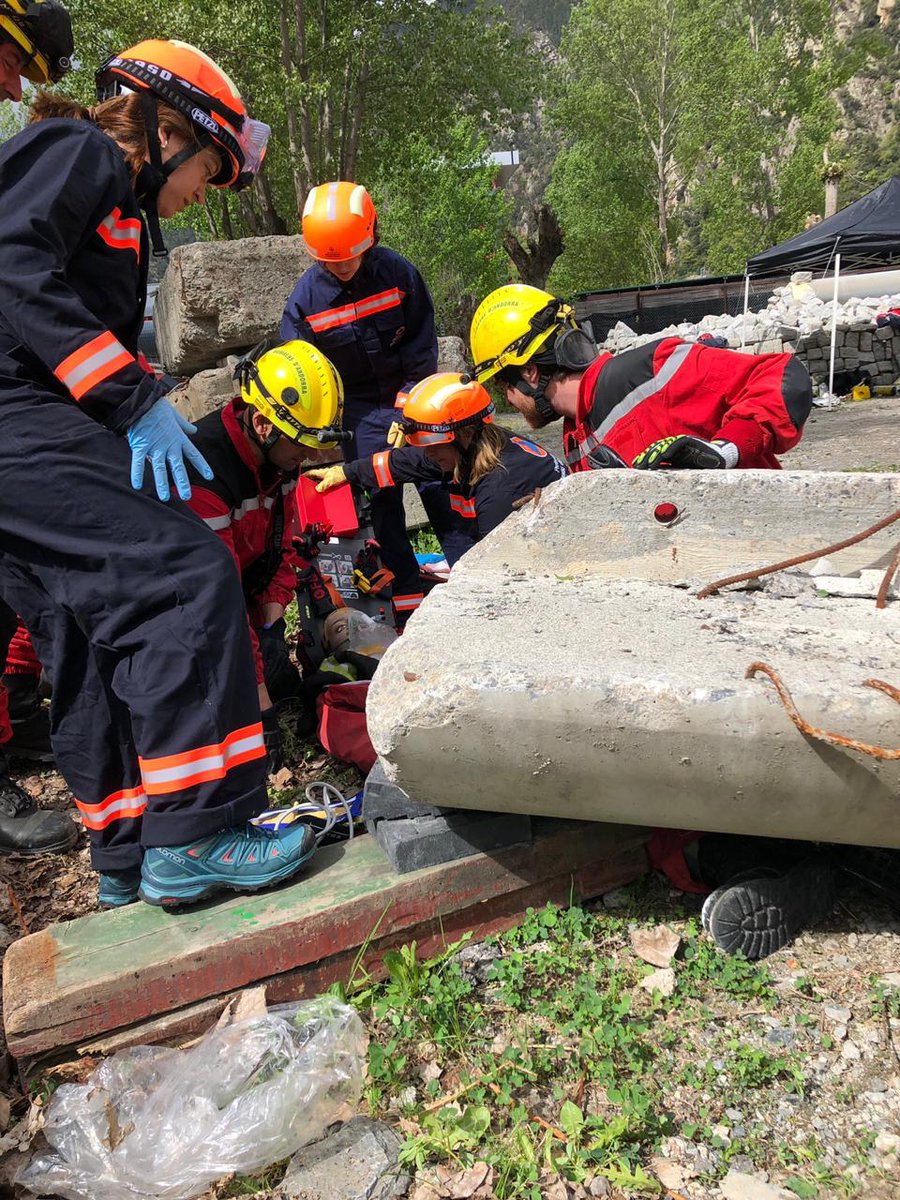 BombersAndorra's tweet photo. Un dia més els nostres #infermers/ra, així com membres del #GRM #GRE continuem participant en els tallers del Màster d’Infermeria aplicada a les cures en l’àmbit de l’emergència de la Universitat de Lleida, que es fa a casa nostra. #enderrocs #bombersandorra #secciosanitaria https://t.co/TCLxMQjywk