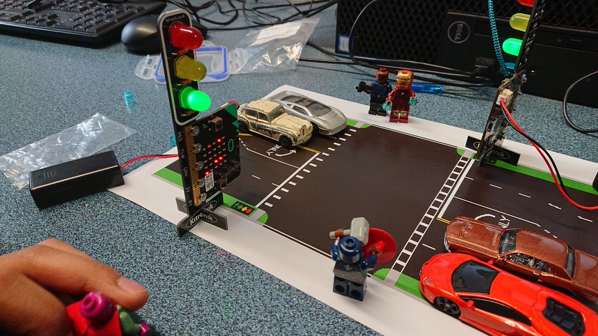 ComputingSGS's tweet image. The Avengers are helping Y7 cross the road with @microbit_edu and @Kitronik #stopbit
#sgs @SGSYr7 #ComputerScience #computersciencerocks