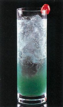 カクテル500 エメラルド クーラー ドライジン グリーンペパーミント レモンジュース シュガーシロップ ソーダ マラスキーノチェリー 7度 宝石を思わせる透明感あふれるエメラルドグリーン エメラルド クーラー Emeraldcooler T Co