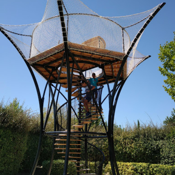 • PRENDRE DE LA HAUTEUR •

Découvrez le labyrinthe avec 5 mètres de hauteur avec notre TOUR OBSERVATOIRE 🕵️📸

#GRIMMLAND #labyrinthegeant #tourismeenprovence