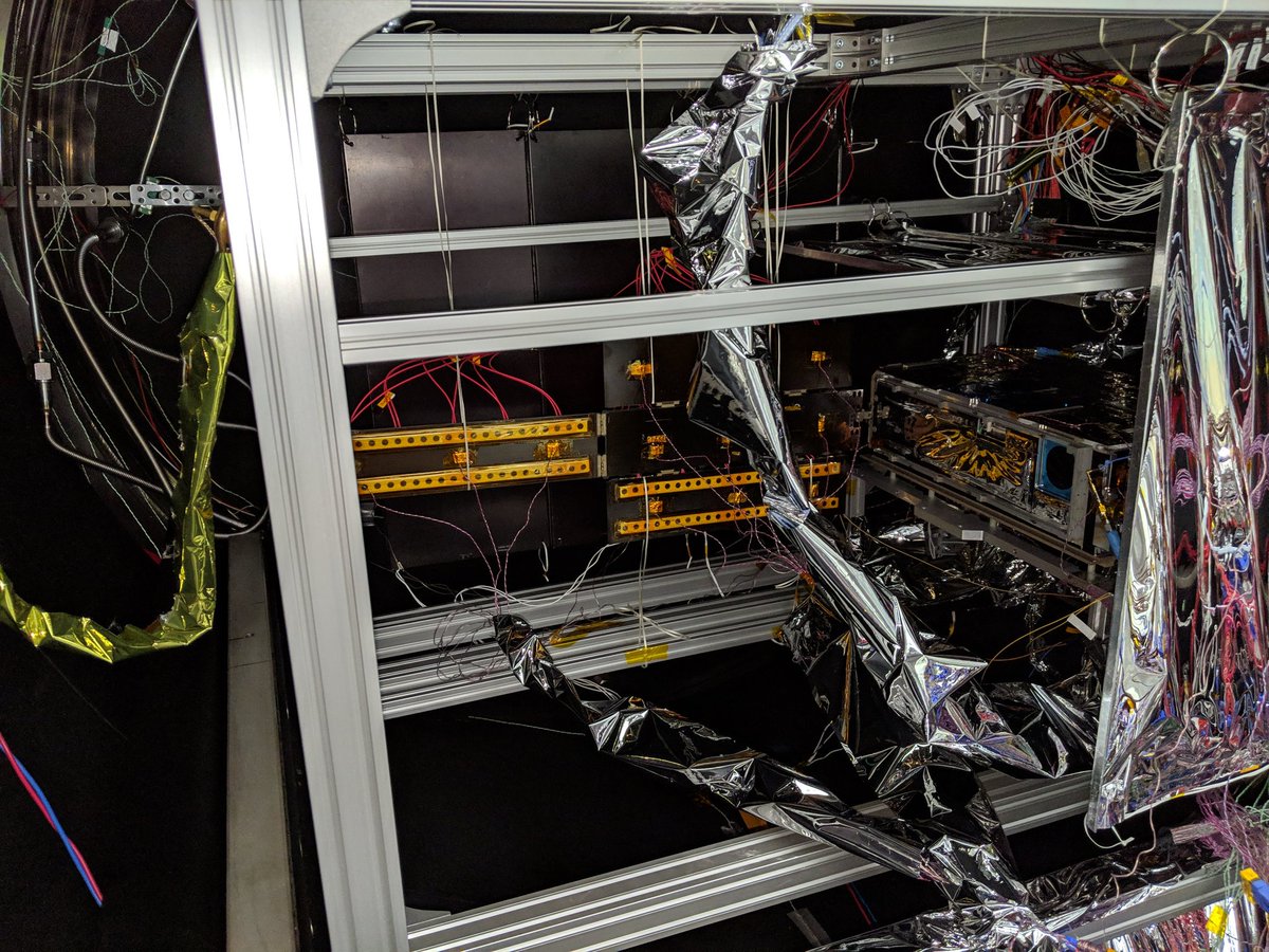 EQUULEUSはこのような形で真空チャンバーの中に入っています。写真2枚目の右の真ん中あたりに太陽電池パネルを開いた状態のEQUULEUSが入っているのが分かると思います。EQUULEUSの前後にある黒い(写真1枚目だと銀色)パネルで太陽光の熱を模擬します。