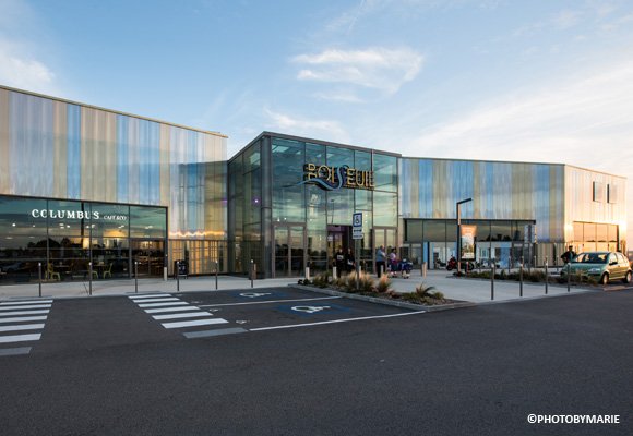 EverliteConcept's tweet photo. L’extension et la rénovation du centre commercial Boisseuil: l'agence Guerin &amp; Pedroza a imaginé un ensemble en perpétuelle interaction avec la lumière.
Façade #Danpalon® #3DLITE, monté en BRV, cristal, bleu opacifiant blanc, or opacifiant
#architecture
https://t.co/MPIQIy1gcz https://t.co/a3vHWMECvC