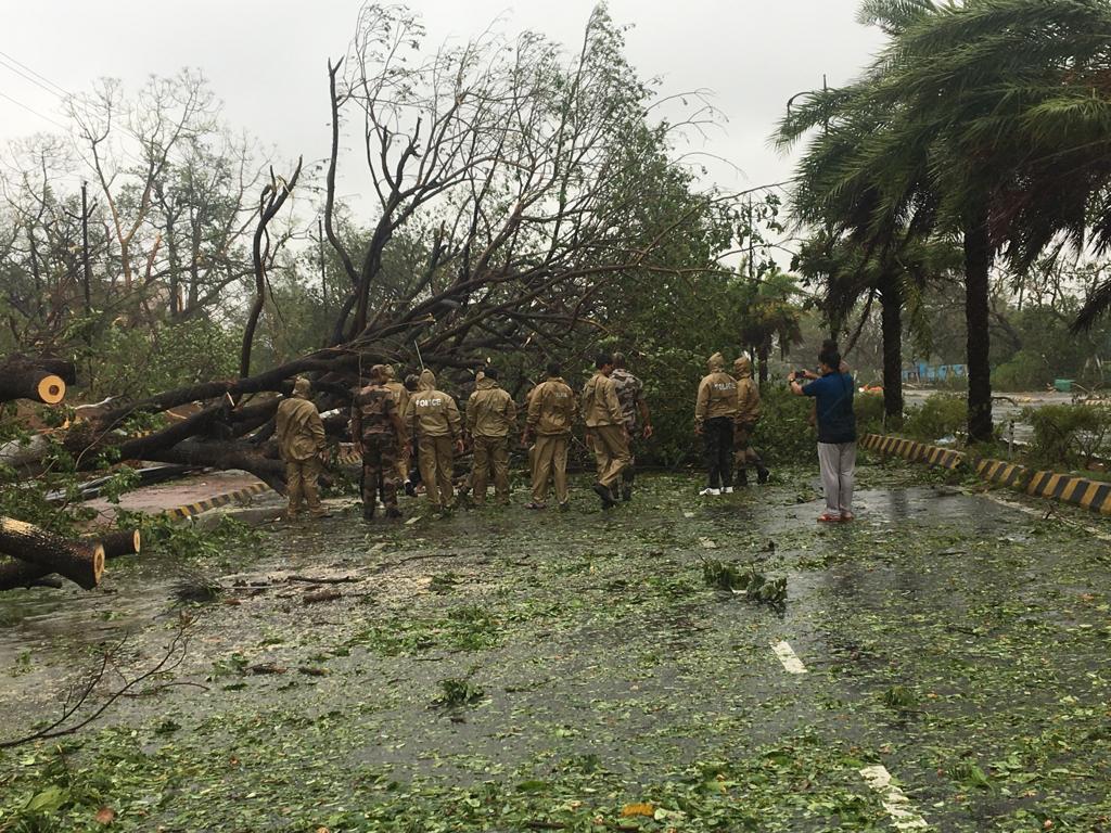 soumyajitt's tweet photo. Officers of @odisha_police did exemplary work during #CycloneFani.  Lady Police officer of Talchua Police Station, Kendrapara, evacuated vulnerable persons on her bike. @SP_BERHAMPUR requested people with folded hands for evacuation to safety. https://t.co/xG848AvN6m