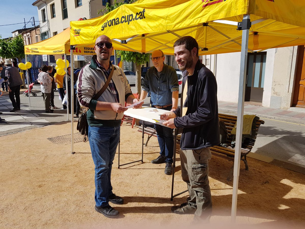 cupalternativa's tweet photo. Avui som al mercat! Escalfant motors i explicant com enfocarem la campanya pel #26M a #Llagostera.

#sompoble #fempoble #convivimlo https://t.co/GrdrmGpgVJ