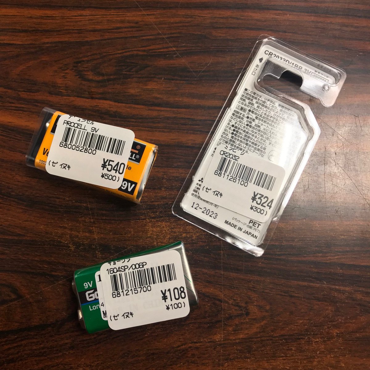 1484nagoya's tweet image. GW明け早々バッテリー切れの皆さん、、
エフェクターやチューナーのバッテリーも切れていませんか？？😭
9V電池はマンガン・アルカリ両方ともご用意しております～🔋
＃電池　#9V ＃ボタン電池　#働きすぎなワタシもバッテリー切れ