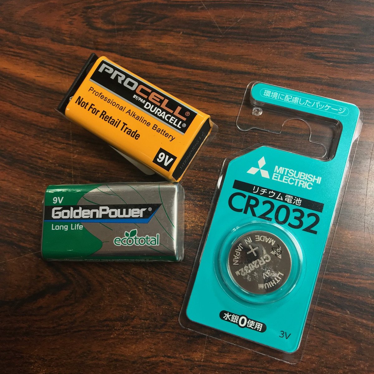 1484nagoya's tweet image. GW明け早々バッテリー切れの皆さん、、
エフェクターやチューナーのバッテリーも切れていませんか？？😭
9V電池はマンガン・アルカリ両方ともご用意しております～🔋
＃電池　#9V ＃ボタン電池　#働きすぎなワタシもバッテリー切れ