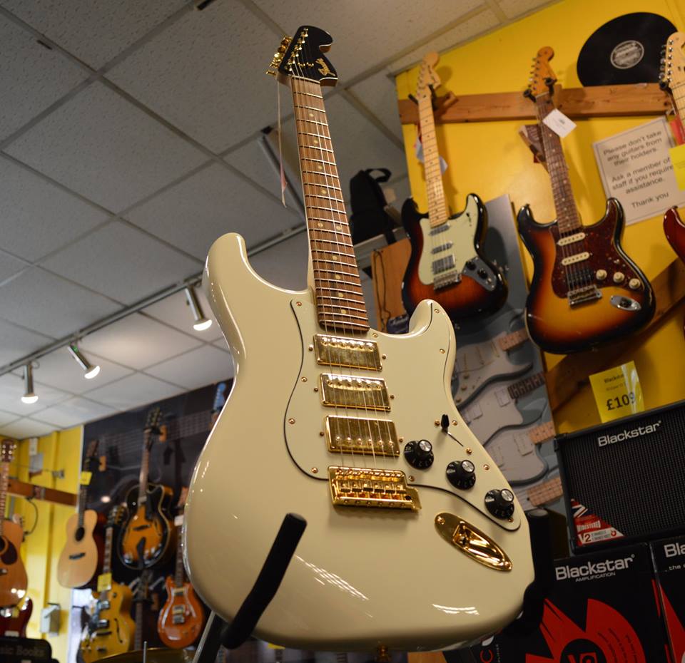 ELMusic01's tweet photo. New Limited Edition #fender Blacktop 3H Mahogany Stratocaster!
 #Fender 
#electricguitar 
#stratocaster https://t.co/Y8nUn2ioI9