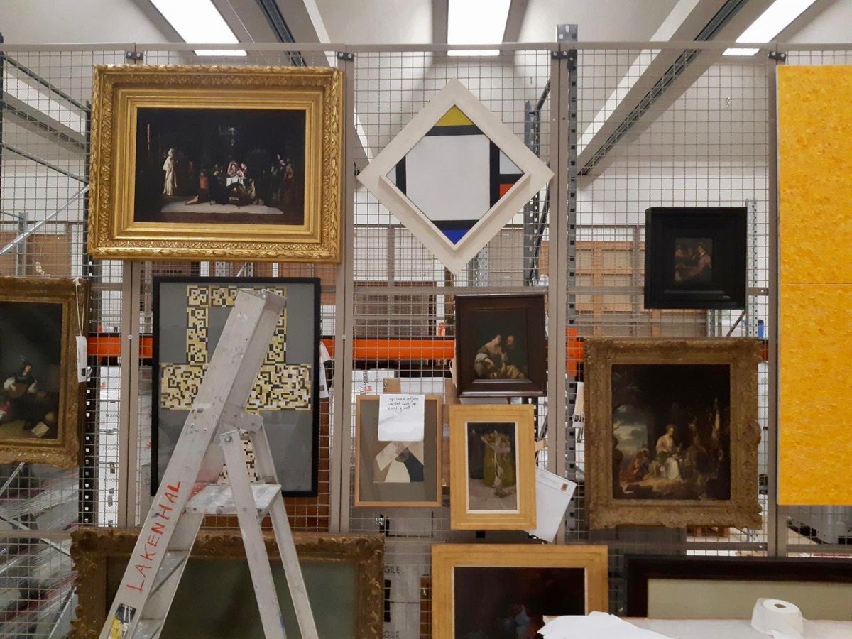 DeLakenhal's tweet photo. Wij zoeken een nieuw Hoofd Publiekszaken! Een teamspeler met een sterk communicatie- en marketingprofiel én een verbinder die met ons het vernieuwde museum voor iedereen toegankelijk wil maken. Deadline 12 mei. https://t.co/yfdRUtSUwp  #vacature #museumdelakenhal https://t.co/2E3GVIGsZu