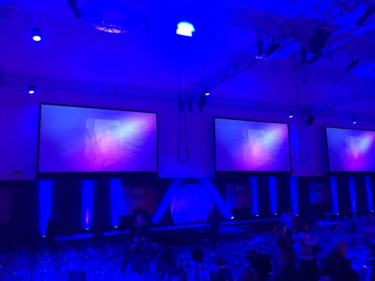Ale_Donadio's tweet photo. Evento che sta diventando un cult in questo ambito. Bravo io team @altaformazione_ e Vittorio Zingales che comincia parlando con suo ologramma! #HRevolution è qui! #CDLSummit https://t.co/7xsjg3dJIa