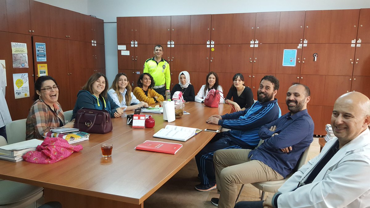 bakirkoyibnisi1's tweet photo. Trafik Haftası kapsamında trafik polisi tarafından okulumuzda öğrencilere ve öğretmenlere seminer verildi. @BakirkoyMEM @Istanbul_ILMEM @emrullahaydin25 @ercagonen @EmniyetGM https://t.co/7cISKWNaPQ