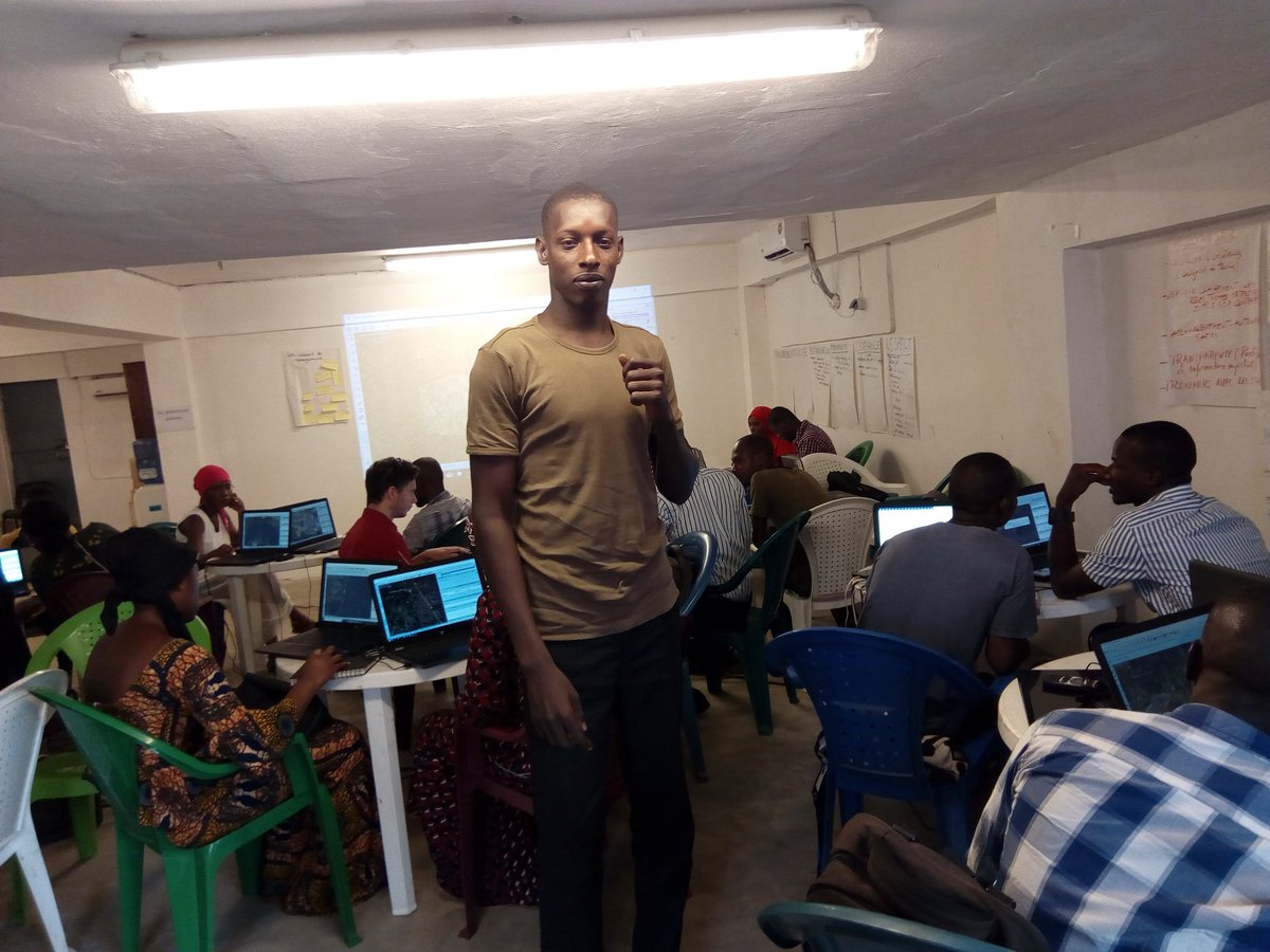 Lawign's tweet photo. #On_n'attaque pas seulement pour faire du mal à quelqu'un mais peut-être aussi pour le seul plaisir de prendre conscience de sa force.
#La deuxième séance de mapathon avec #MSF #Map4Gn @GeoSynapse @osmguinee @EdgarLoua @TinoNabib
#MERCI_MAMAN https://t.co/fxWesb1kAh