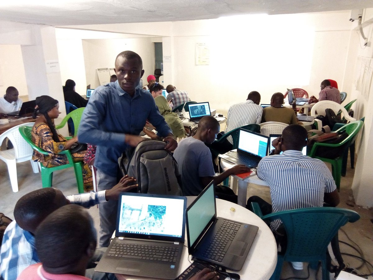 Lawign's tweet photo. #On_n'attaque pas seulement pour faire du mal à quelqu'un mais peut-être aussi pour le seul plaisir de prendre conscience de sa force.
#La deuxième séance de mapathon avec #MSF #Map4Gn @GeoSynapse @osmguinee @EdgarLoua @TinoNabib
#MERCI_MAMAN https://t.co/fxWesb1kAh
