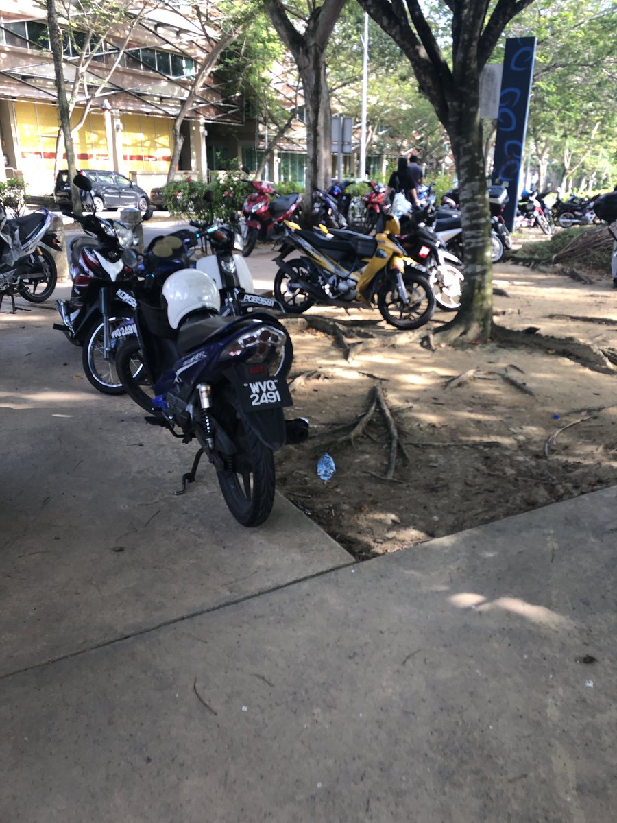 ednelash's tweet photo. @putrajayacorp sila la ambil tindakan. Laluan pejalan kaki dah jadi parking motor https://t.co/XGm17lHb2r