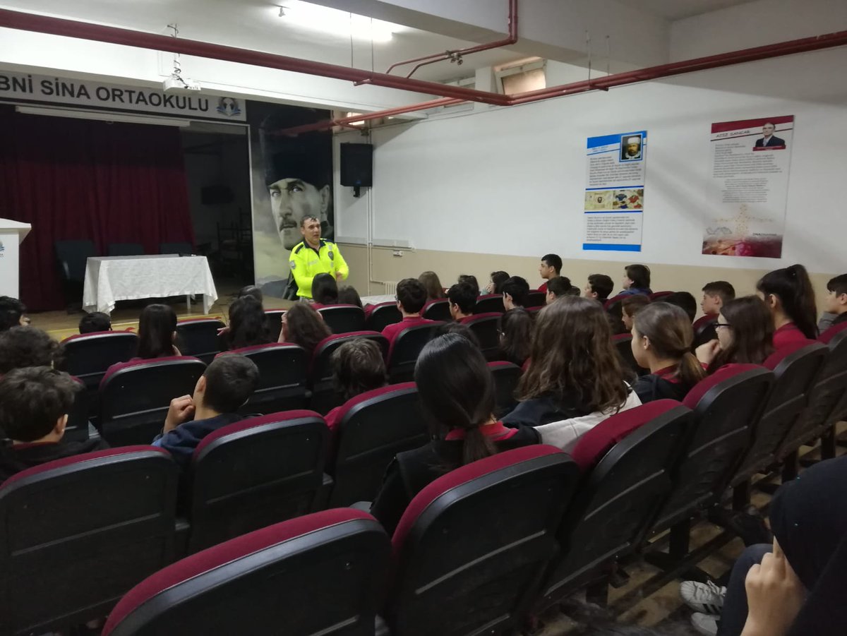 bakirkoyibnisi1's tweet photo. Trafik Haftası kapsamında trafik polisi tarafından okulumuzda öğrencilere ve öğretmenlere seminer verildi. @BakirkoyMEM @Istanbul_ILMEM @emrullahaydin25 @ercagonen @EmniyetGM https://t.co/7cISKWNaPQ