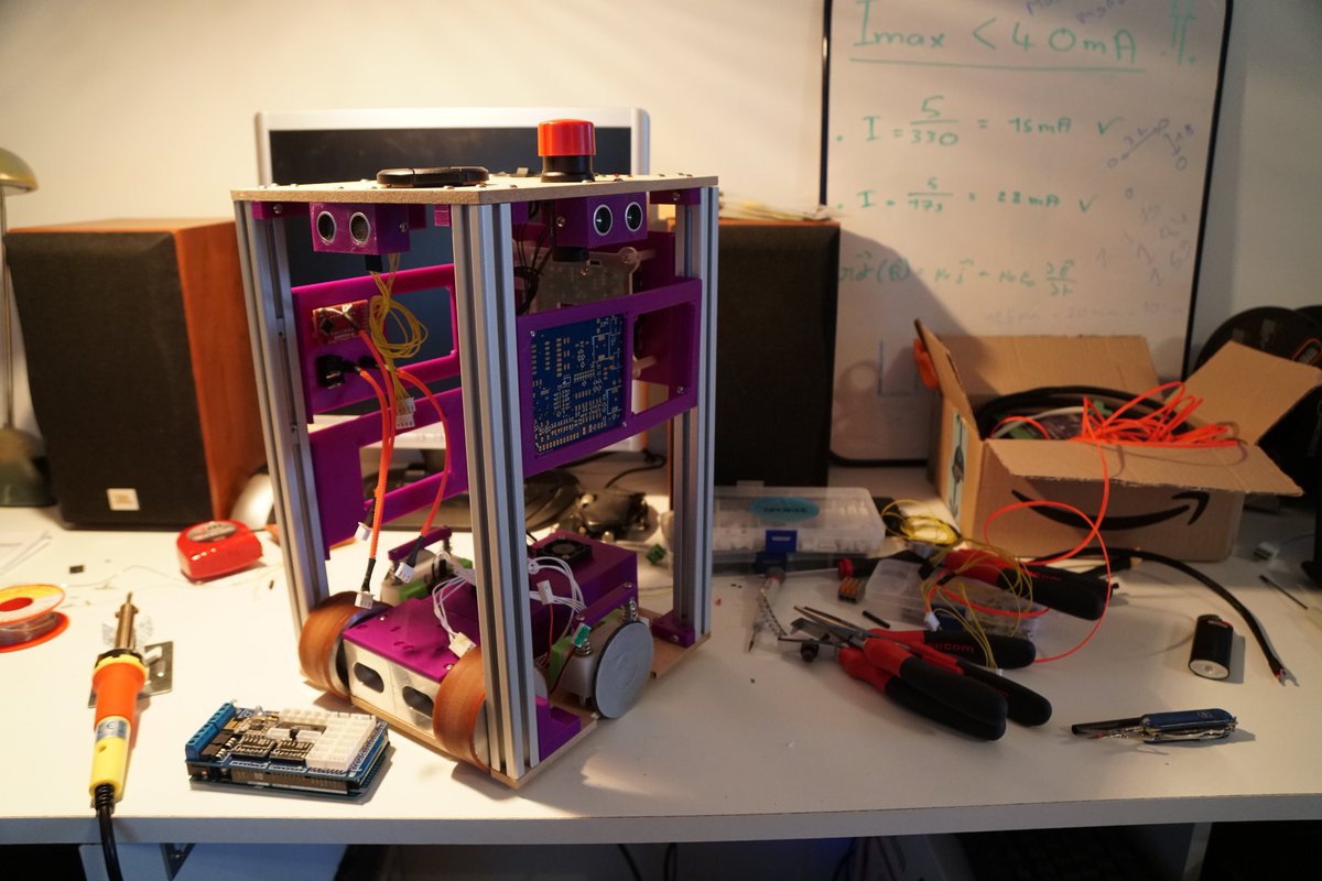 Le montage du petit robot avance !

Après les déboires de l'an dernier suite à un problème de connecteur.
Le petit robot reçoit maintenant de nouveaux connecteurs soudés et sertis + gaine thermo et tressée.
Des photos du gros robot seront bientôt publiées 😃
#Eurobot2019
#CDR2019