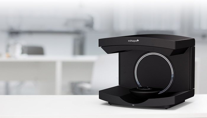 Le fabricant <a href="/3Shape/">3Shape</a> présente ses nouveaux produits : son scanner dentaire E4 est deux fois plus rapide, il offre une numérisation complète de la voûte plantaire en 11 secondes seulement : bit.ly/2WAAdRg #scanner3D #innovation #impression3D