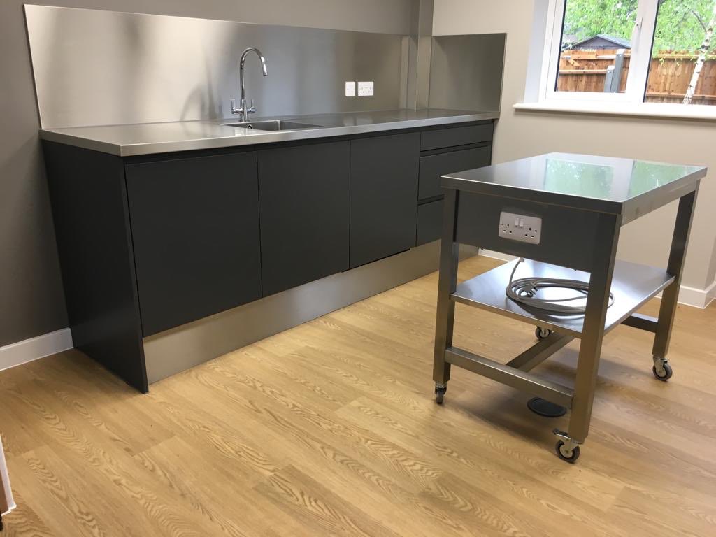 mpmengineering's tweet image. A complete #kitchendesign provided by mpm with this project in #cambridge we used our #stainlesssteel #worktops with #welded #sink and mpm indent drainer, full #splashbacks and a mobile trolley along side these Remo matt grey handless #cupboard #doors