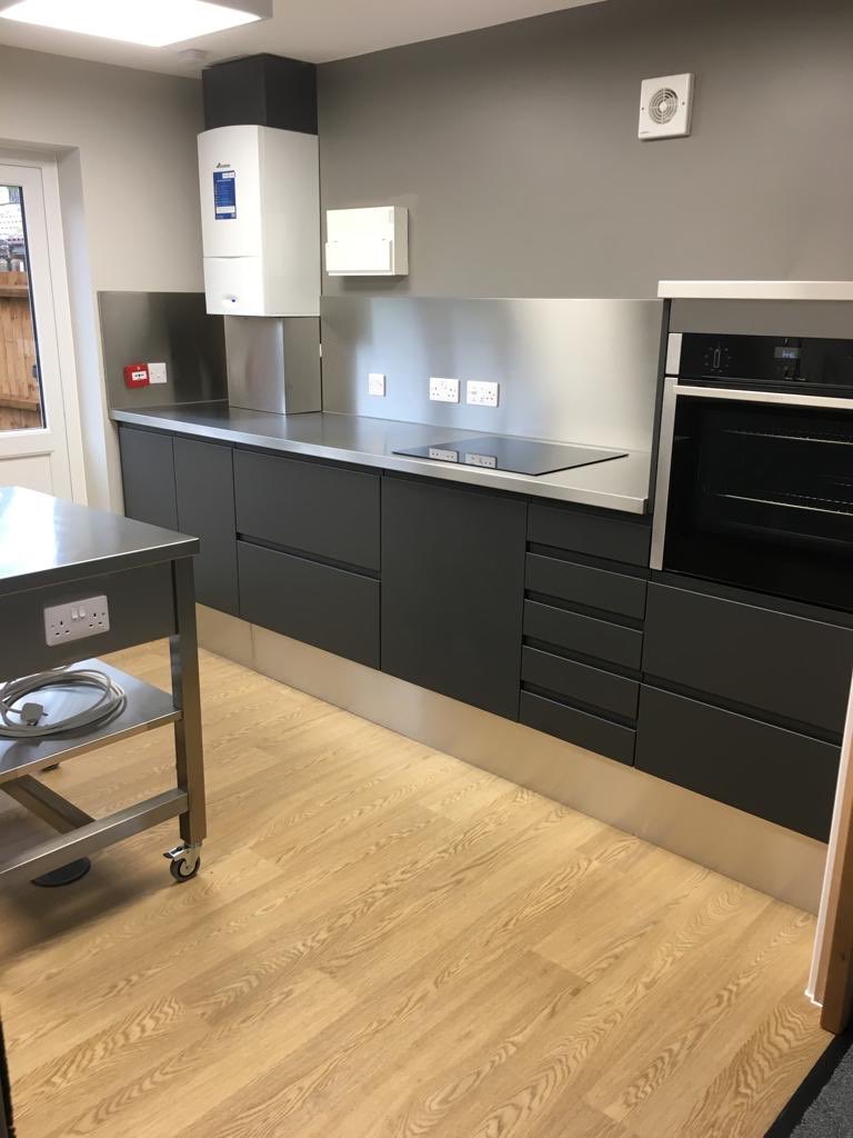 mpmengineering's tweet image. A complete #kitchendesign provided by mpm with this project in #cambridge we used our #stainlesssteel #worktops with #welded #sink and mpm indent drainer, full #splashbacks and a mobile trolley along side these Remo matt grey handless #cupboard #doors