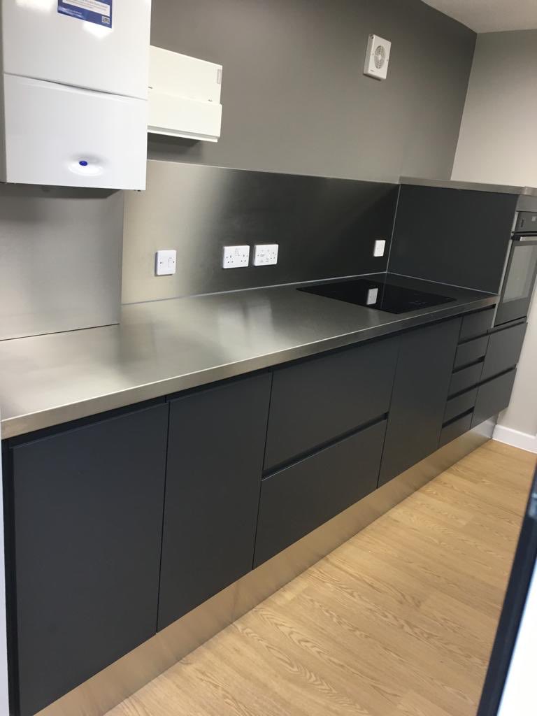 mpmengineering's tweet image. A complete #kitchendesign provided by mpm with this project in #cambridge we used our #stainlesssteel #worktops with #welded #sink and mpm indent drainer, full #splashbacks and a mobile trolley along side these Remo matt grey handless #cupboard #doors