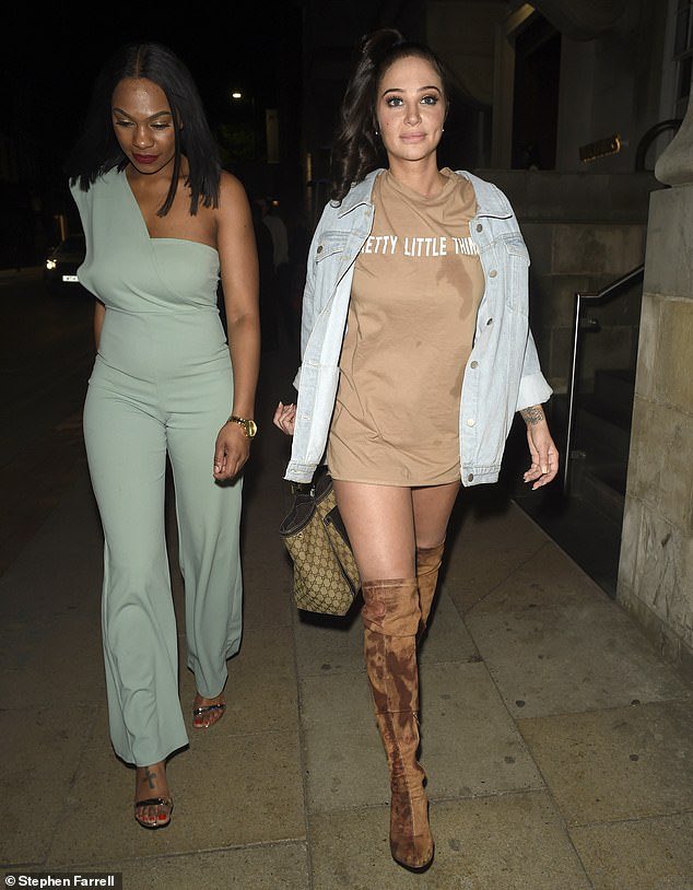 TMTULISA's tweet photo. Tulisa out and about in Manchester for the Bank holiday weekend. https://t.co/XxMHA2cumv