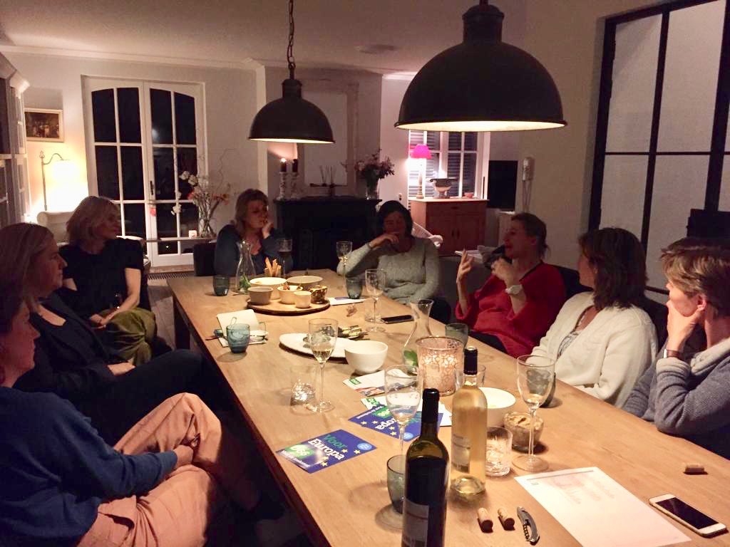 Mijn 1e huiskamerbijeenkomst was een succes🍀! Een mooi gesprek over hoe Europa nu eigenlijk werkt.Over wat mensen belangrijk vinden.Heel bijzonder om te mogen doen! Wil je ook met met me kennismaken🙋‍♀️? Kom dan zaterdag naar de bijeenkomst <a href="/D66aadr/">D66 Alphen a/d Rijn</a> #kiesvoorervaring #stemopAnita