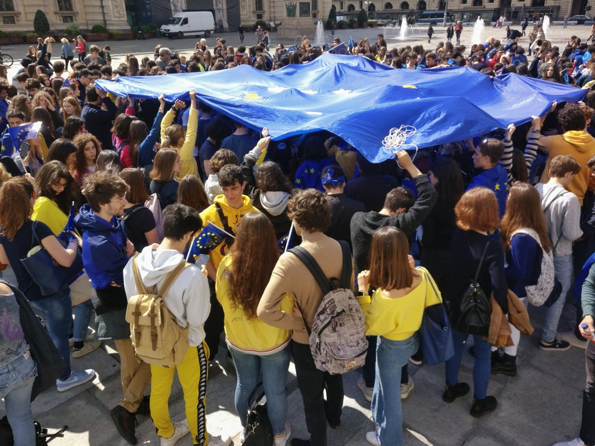 val_caputo's tweet photo. Ho celebrato il #9maggio #FestaEuropa insieme a tanti studenti torinesi in piazza Castello. Oggi più che mai vogliamo gridare senza paura, contro ogni sovranismo e nazionalismo, che vogliamo sempre di più l'Europa! 🇪🇺 #EuropeDay https://t.co/hvKdhSEZVa