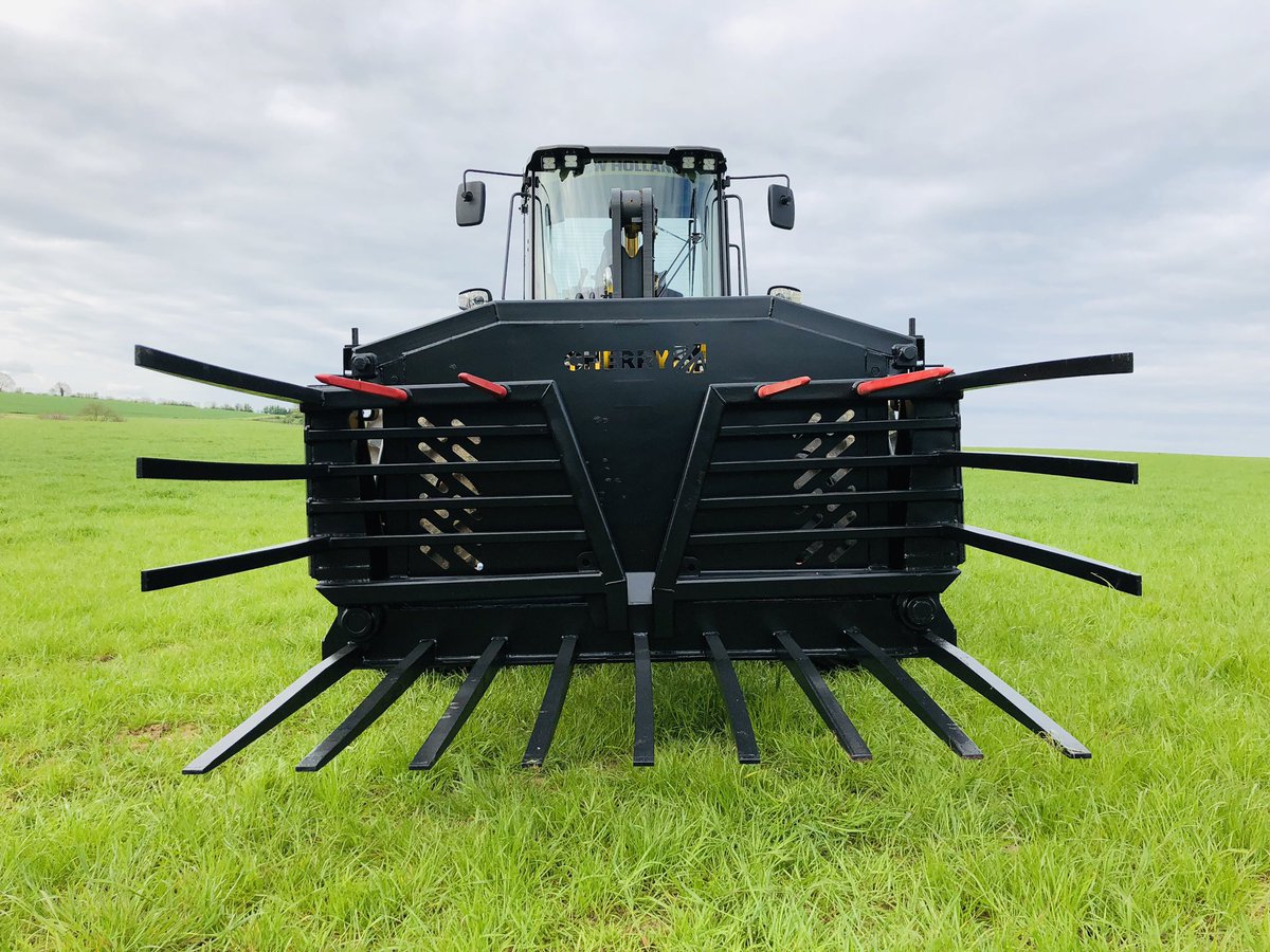 CherryProducts's tweet photo. See right kit for the job  @ScotGrassUK you’d find the latest Cherry #foldingfork being demonstrated on New Holland  #loadingshovel #W170D https://t.co/ZbxPYghlKo