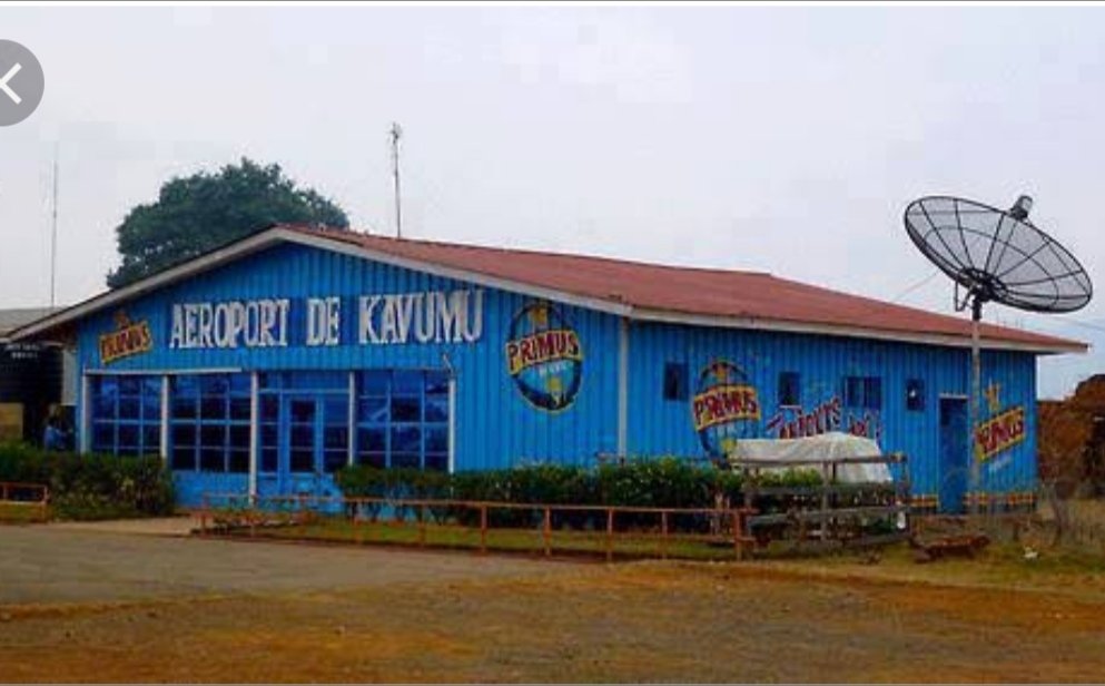 charleskabuya's tweet photo. J'avais 14 ans qd je suis arrivé à Bukavu la 1ère fois. Je fus choqué à la vue du petit hangar minable qui servait d'aérogare. Ds ma réflexion d'enfant je me suis dit que peut-être le Pdt Mobutu n'était jamais venu ici. 
Il s'est écoulé 40 ans depuis, et le hangar est tjrs là..🙊 https://t.co/mN6p8yuQri