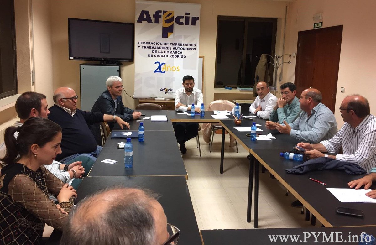 agenciapyme's tweet photo. Buenaventura Montero, reelegido como presidente de los empresarios de #CiudadRodrigo para los próximos dos años #AFECIR @confaes @cecale @cepyme @ceoce https://t.co/Yk59jgQneC https://t.co/tc9II9SaU5