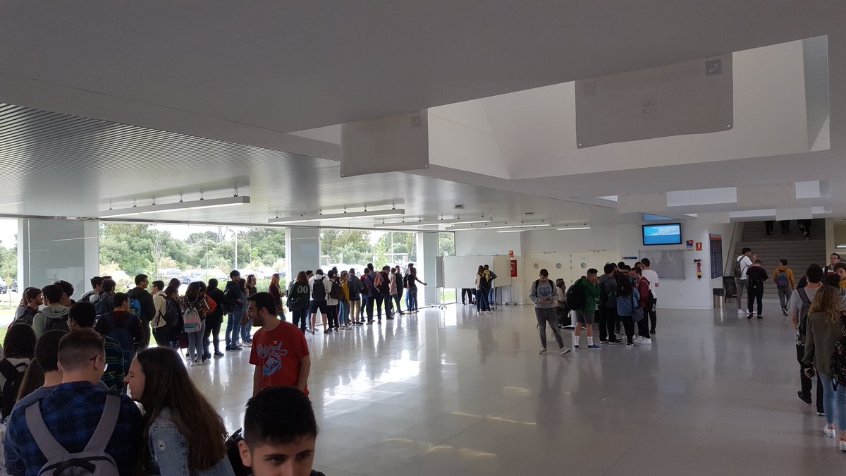 abalderico's tweet photo. Corte de clase para votar y los estudiantes de la @esingenieriauca participando de forma masiva en las #EleccionesUCA a Rector de la @univcadiz 👍 https://t.co/nIDuj7KfBC