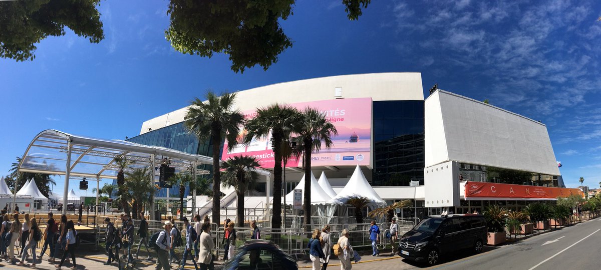 Maintenant ⁦@CannesPalais⁩ en effervescence à l’approche du #festivaldufilm à #Cannes #CotedAzurFrance ⁦@villecannes⁩ ⁦@CannesIsYours⁩ ⁦@claireannereix⁩ ⁦@davidlisnard⁩