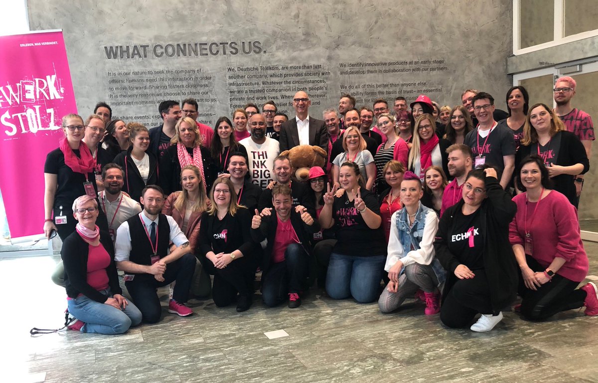 #WasUnsVerbindet : Die #TelekomBotschafter zusammen mit unserem CEO Tim #Höttges 💪

#Werkstolz #Telekomwall #AndersArbeiten