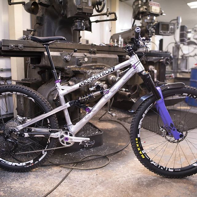 The Geometron G1 with Selva R fork and Cura 4 brakes was the second fastest bike in the test, even though it was the only one the rider had never ridden before. The time came out from the very first run ever that the rider did with the bike. In the video… bit.ly/2VRyf1v