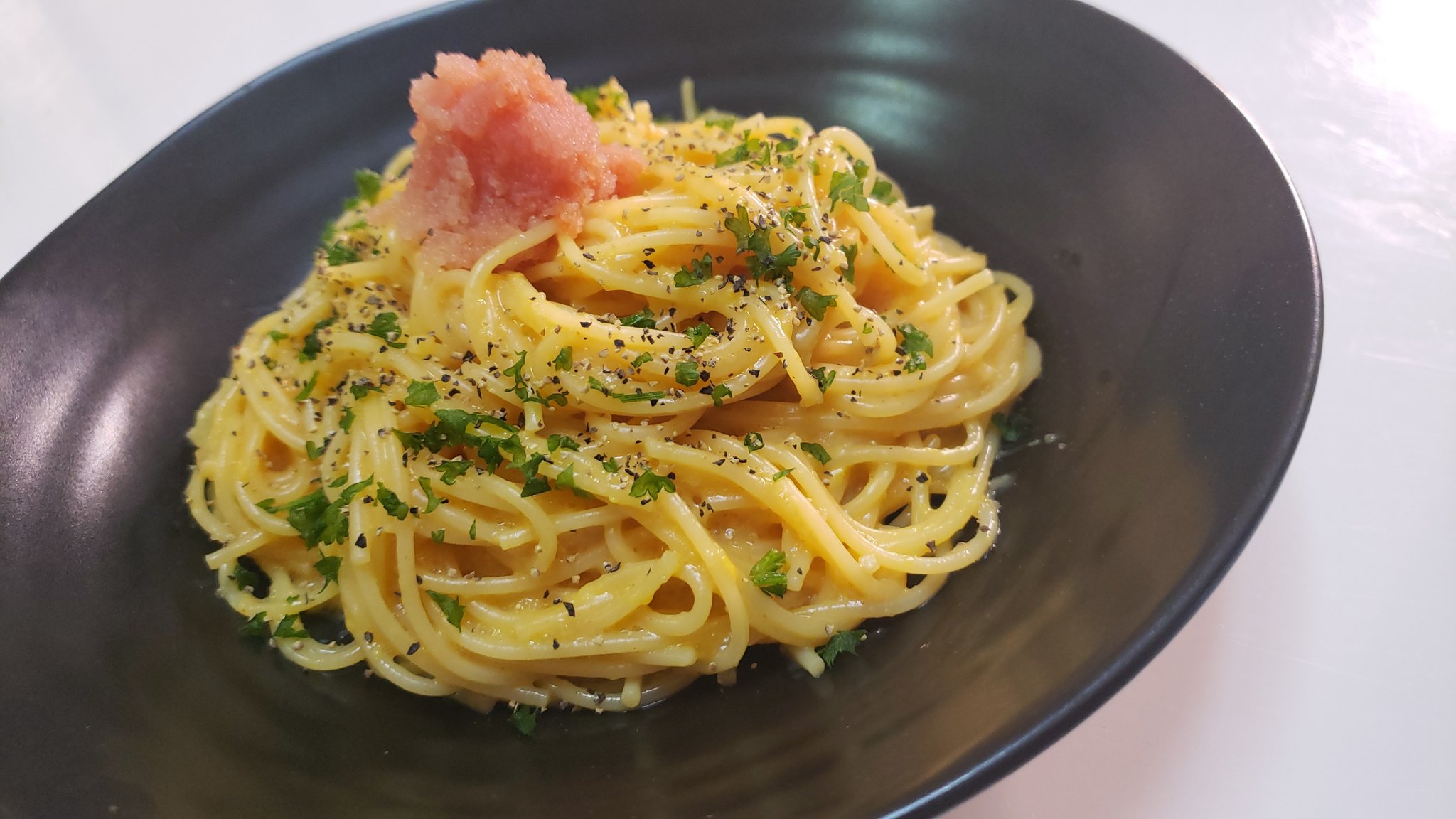 リュウジ 料理のおにいさんバズレシピ 呆れるほど簡単で濃厚 レンジ濃厚明太子カルボナーラ 容器にパスタ100g コンソメ小さじ1強 オリーブ油小さじ2 塩少々と水2cc入れ600w9分チン 熱い内にバター10gを混ぜ常温にした溶き卵一個混ぜ 函館タナベ