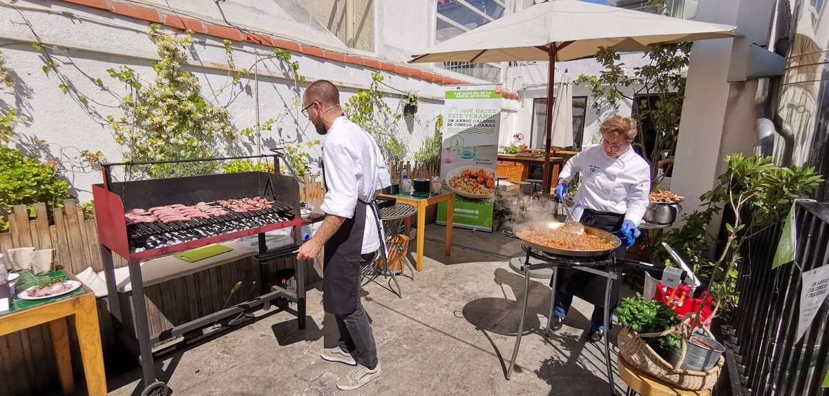 En el evento del @mapagob  en #Madrid sobre la #Carnedeconejo
#Food #hoycarnedeconejo en la terraza del #Hat #riconasty