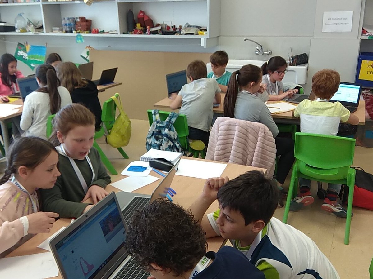 Creixengoar's tweet photo. A Primària ja hem començat amb el repte d'Scratch, un videojoc relacionat amb el medi ambient, treballant per grups amb diferents rols i de diferents escoles #roboticatrams #PaidosTechDays #programaresdivertit #cooperació #mediambient @creixencoop @AmpaGoar https://t.co/bc4QBC2HtJ