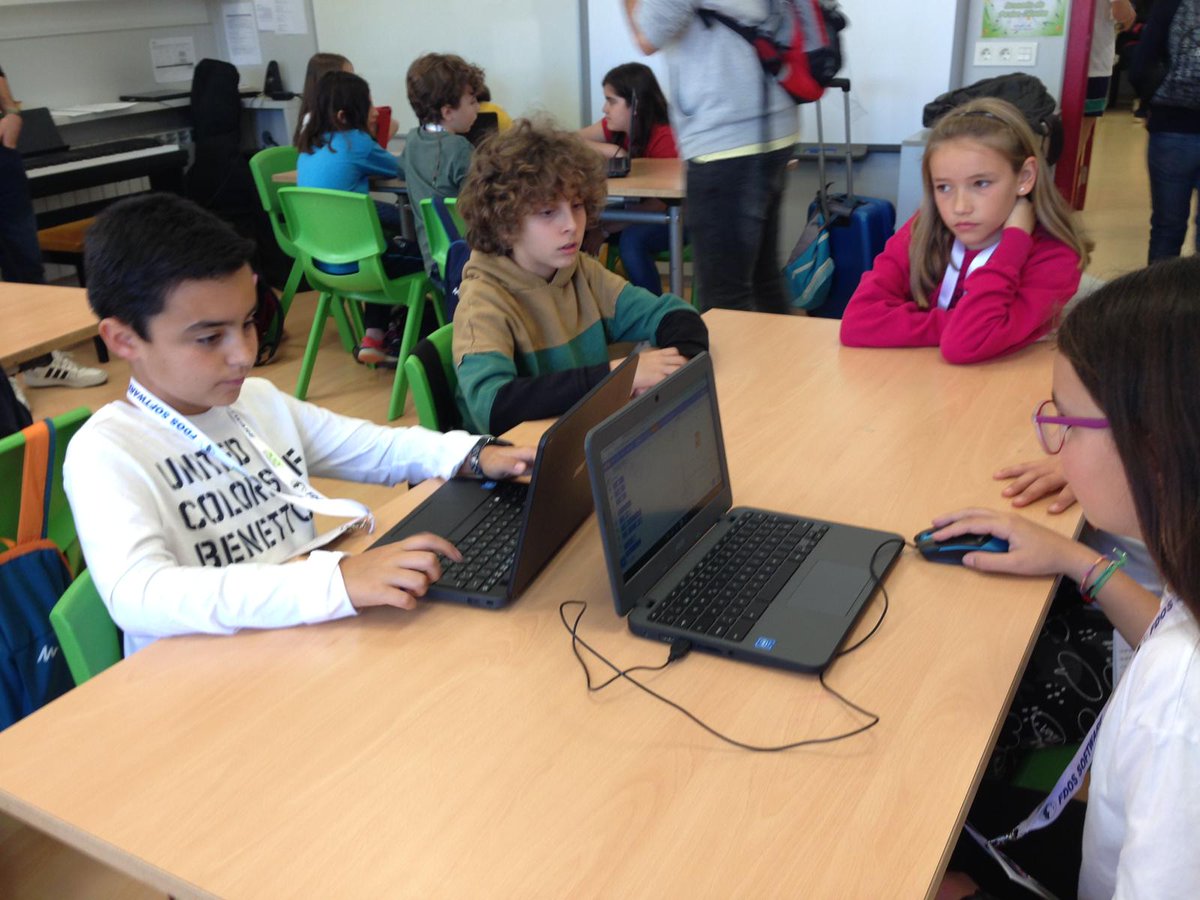 Creixengoar's tweet photo. A Primària ja hem començat amb el repte d'Scratch, un videojoc relacionat amb el medi ambient, treballant per grups amb diferents rols i de diferents escoles #roboticatrams #PaidosTechDays #programaresdivertit #cooperació #mediambient @creixencoop @AmpaGoar https://t.co/bc4QBC2HtJ