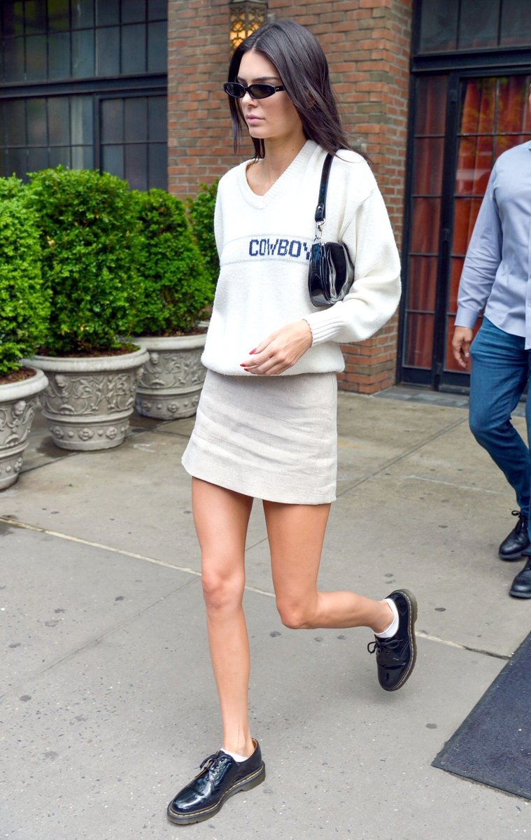 stickwithgirls's tweet photo. #KendallJenner 8/5/2019 ใน New York ชอบเวลาเคนแต่งตัวแบบนี้จัง ดูธรรมดาเรียบง่ายแต่น่ามอง 😍 https://t.co/8CmZSnCn6O