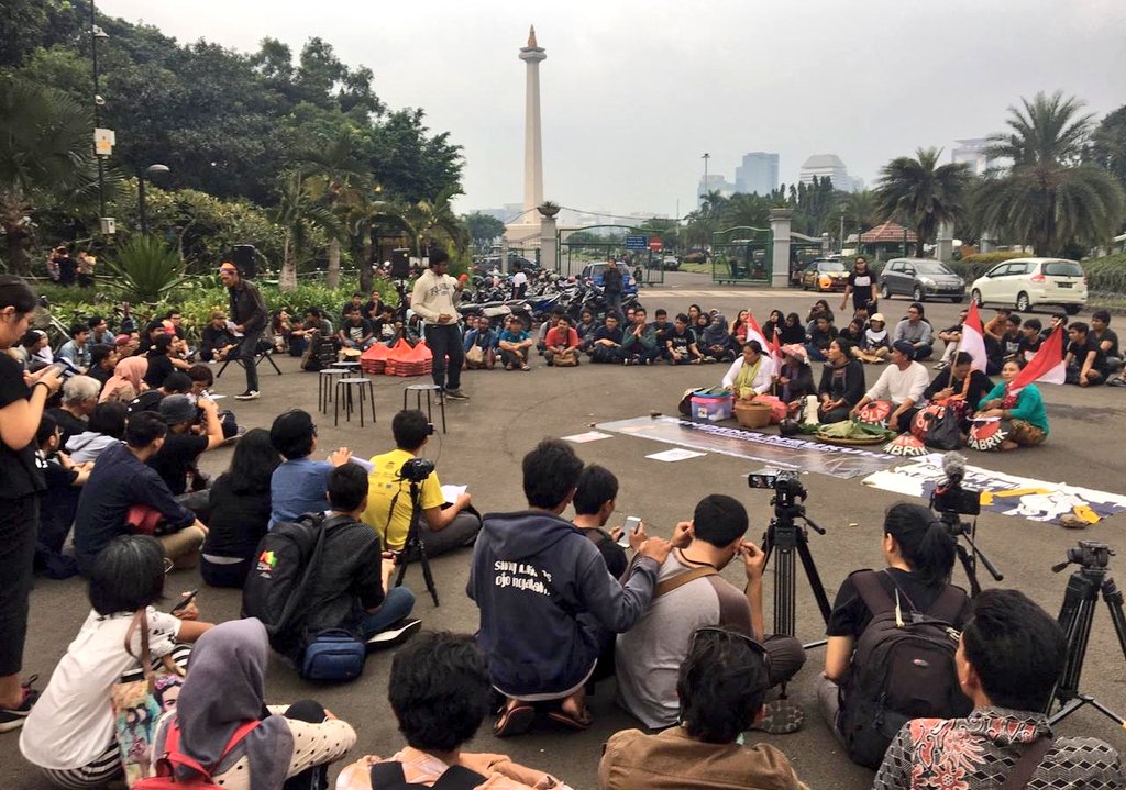 Dandhy_Laksono's tweet image. Hampir setiap bulan, setidaknya sejak 2009, petani Kendeng selalu punya kegiatan. Kemarin bukber di Pati, sore ini di Jakarta, minggu depan saur bareng.

"Kok punya banyak waktu?" Inilah ekonomi petani. Berbeda dengan buruh, karyawan, pegawai yang telah menukar waktunya dgn uang.