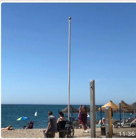 Pablosaenzd's tweet photo. El año pasado se hizo viral un video de un bañista detenido por la @guardiacivil de Cádiz por no hacer caso del socorrista.

En @Fuengirola son las 12.00 y ni hay bandera ni se espera al socorrista.
Ana Mula preparando festival en Torreblanca para comprar votos.
👌🇪🇸

#YoVotoVOX https://t.co/jJvg7HRgq1