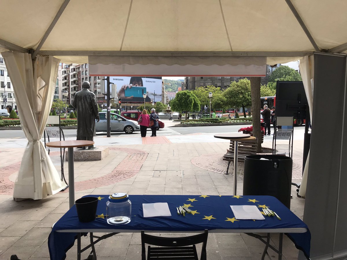 EuropeDirectBiz's tweet photo. Todo preparado junto a la @EU_OSHA para celebrar en la calle el #DiadeEuropa y acercar a toda la gente informacion de interés. No dejéis de visitarnos. Estaremos hasta las 19:00 en la calle Ercilla junto a Moyua. Habra muchas sorpresas! #9deMayo https://t.co/Wgv83UcmCP