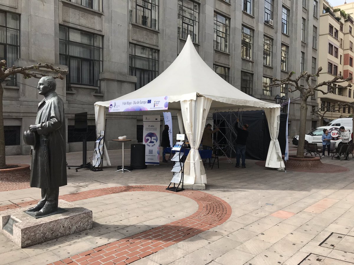 EuropeDirectBiz's tweet photo. Todo preparado junto a la @EU_OSHA para celebrar en la calle el #DiadeEuropa y acercar a toda la gente informacion de interés. No dejéis de visitarnos. Estaremos hasta las 19:00 en la calle Ercilla junto a Moyua. Habra muchas sorpresas! #9deMayo https://t.co/Wgv83UcmCP