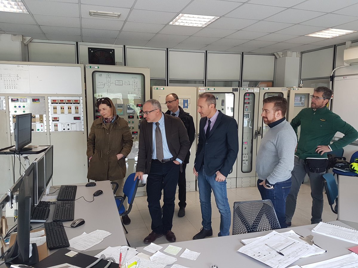GruppoVeritas's tweet photo. Il Sindaco di @Comune_Chioggia, Alessandro Ferro, e l’assessore Daniele Stecco hanno visitato il #potabilizzatore di Cavanella d’Adige con il dg di Veritas, Andrea Razzini.
L’impianto ha una portata di 360 l/s e nel 2018 ha erogato a #Chioggia 6 milioni di mc di #acquapotabile. https://t.co/u2FB1kYi6L