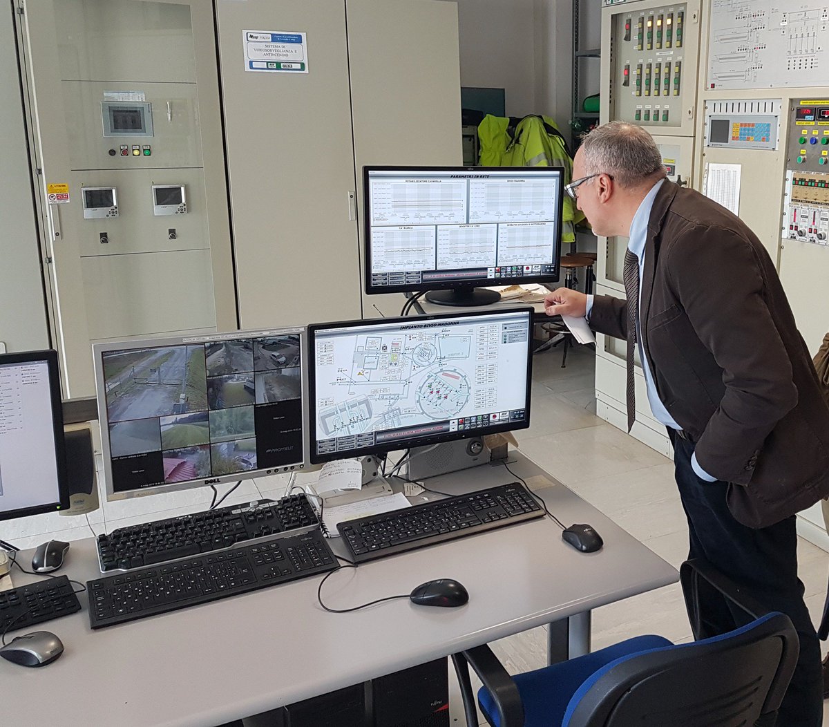 GruppoVeritas's tweet photo. Il Sindaco di @Comune_Chioggia, Alessandro Ferro, e l’assessore Daniele Stecco hanno visitato il #potabilizzatore di Cavanella d’Adige con il dg di Veritas, Andrea Razzini.
L’impianto ha una portata di 360 l/s e nel 2018 ha erogato a #Chioggia 6 milioni di mc di #acquapotabile. https://t.co/u2FB1kYi6L